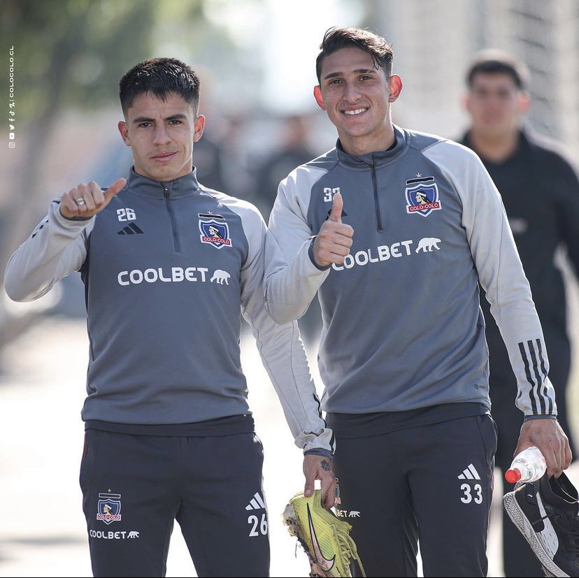 Matías Moya y Matías Ferrari con la indumentaria de Colo-Colo.