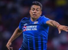 Iván Morales disputando un balón con la camiseta de Cruz Azul.