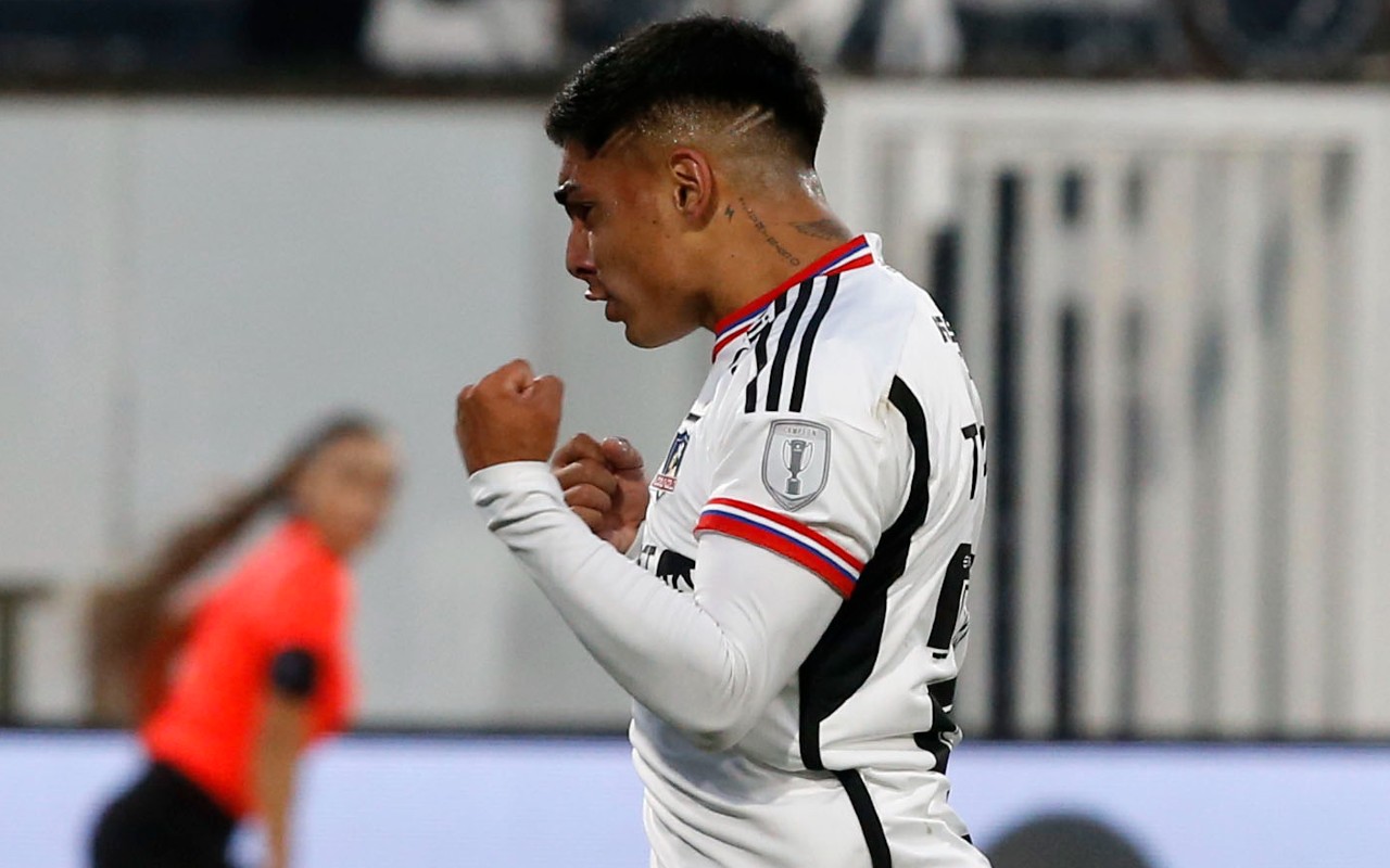 Jordhy Thompson con las manos levantadas tras anotar un gol por Colo Colo