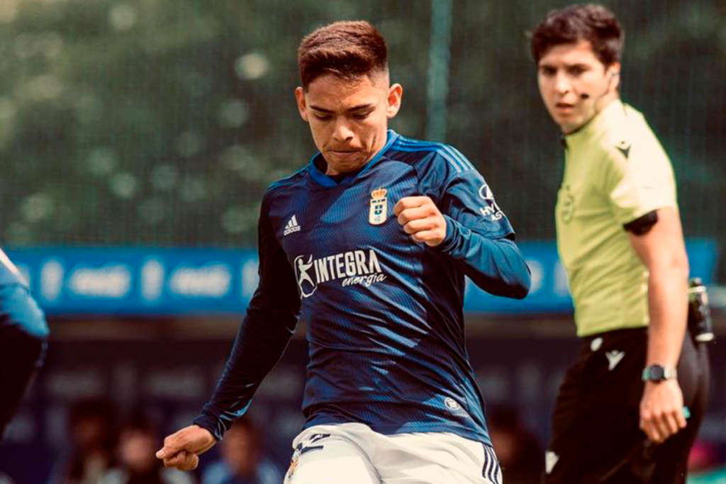 Joan Cruz disputando un balón con la camiseta del Real Oviedo Vetusta.