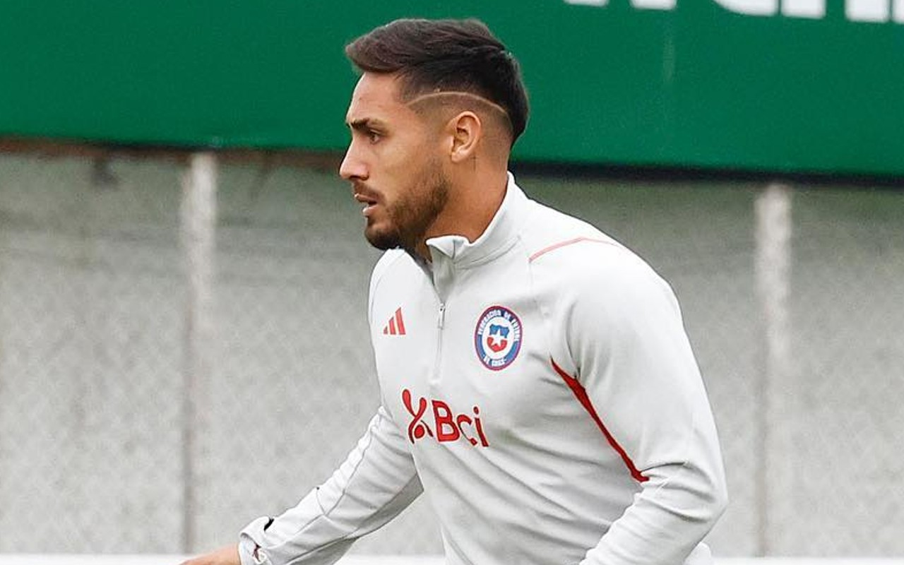 Marcos Bolados entrenando con el buzo de La Roja