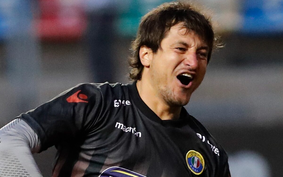 Nicolás Peric con la boca abierta jugando un partido de fútbol