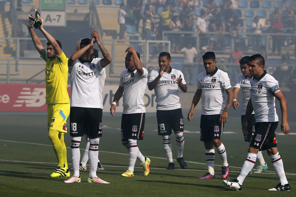 Plantel de Colo-Colo 2016 salta a la cancha del Estadio El Teniente y saluda a sus hinchas.