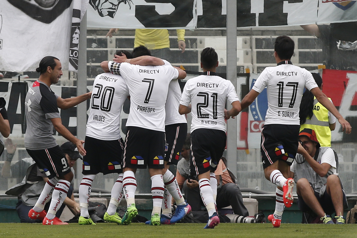 Plantel de Colo-Colo 2017 celebran un gol de Octavio Rivero en el Estadio Monumental.