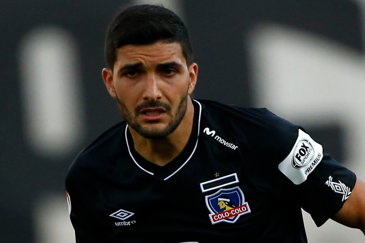 Nicolás Blandi disputando un partido con la camiseta de Colo-Colo durante la temporada 2020.