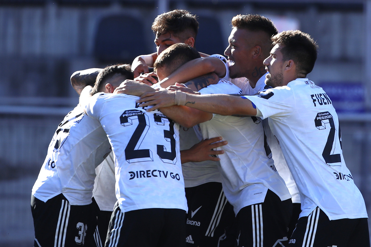 Jugadores de Colo-Colo celebrando el gol de Pablo Solari en el duelo ante Universidad de Concepción por la permanencia en Primera División.