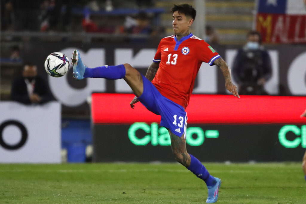 Erick Pulgar disputando un balón mientras defiende la camiseta de la selección chilena.