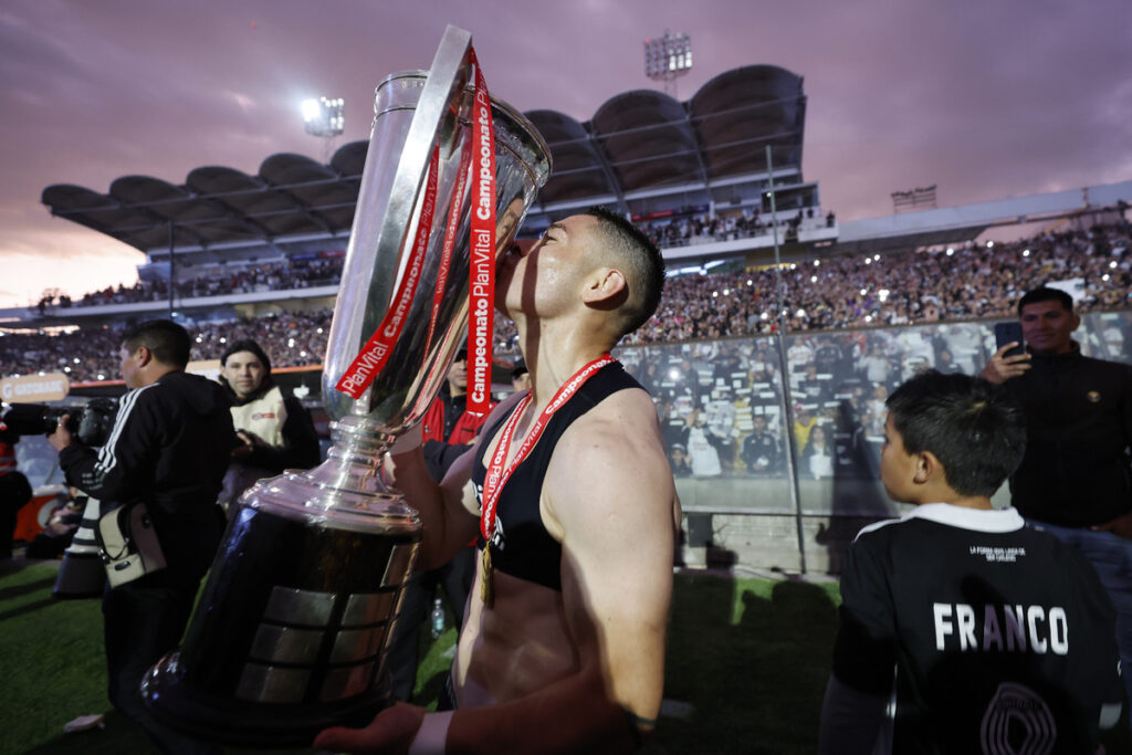 Óscar Opazo celebrando el título N°33 de Colo-Colo, tras ser campeón del Campeonato Nacional 2022.