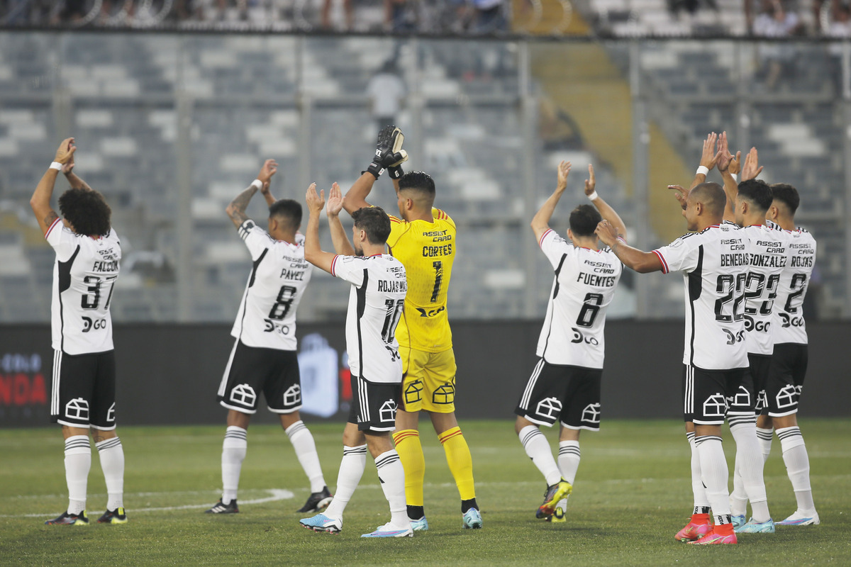 Futbolistas de Colo-Colo saludando a su hinchada antes del inicio del partido ante Everton por el Campeonato Nacional 2023.
