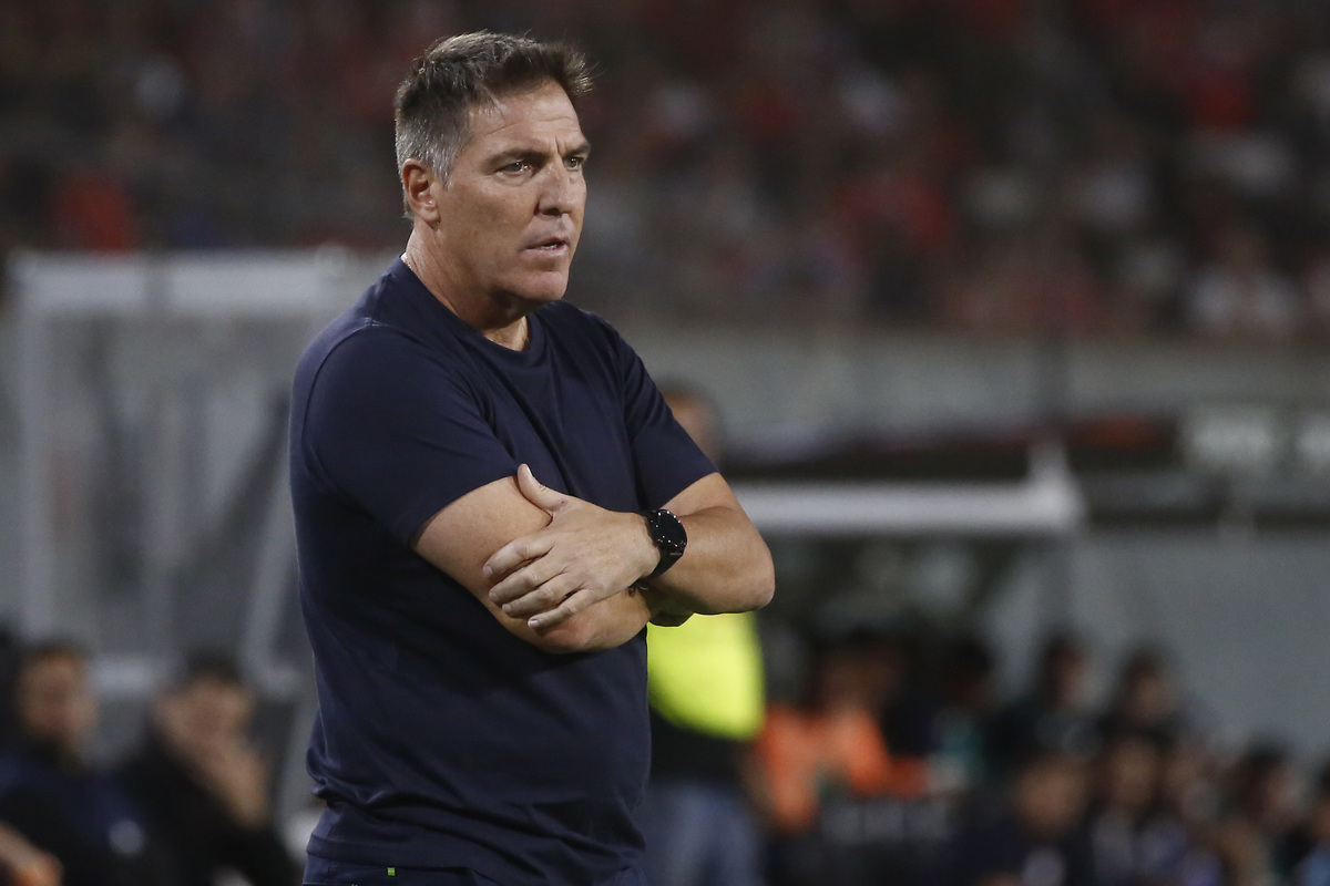 Eduardo Berizzo dirigiendo el banco de la Selección Chilena