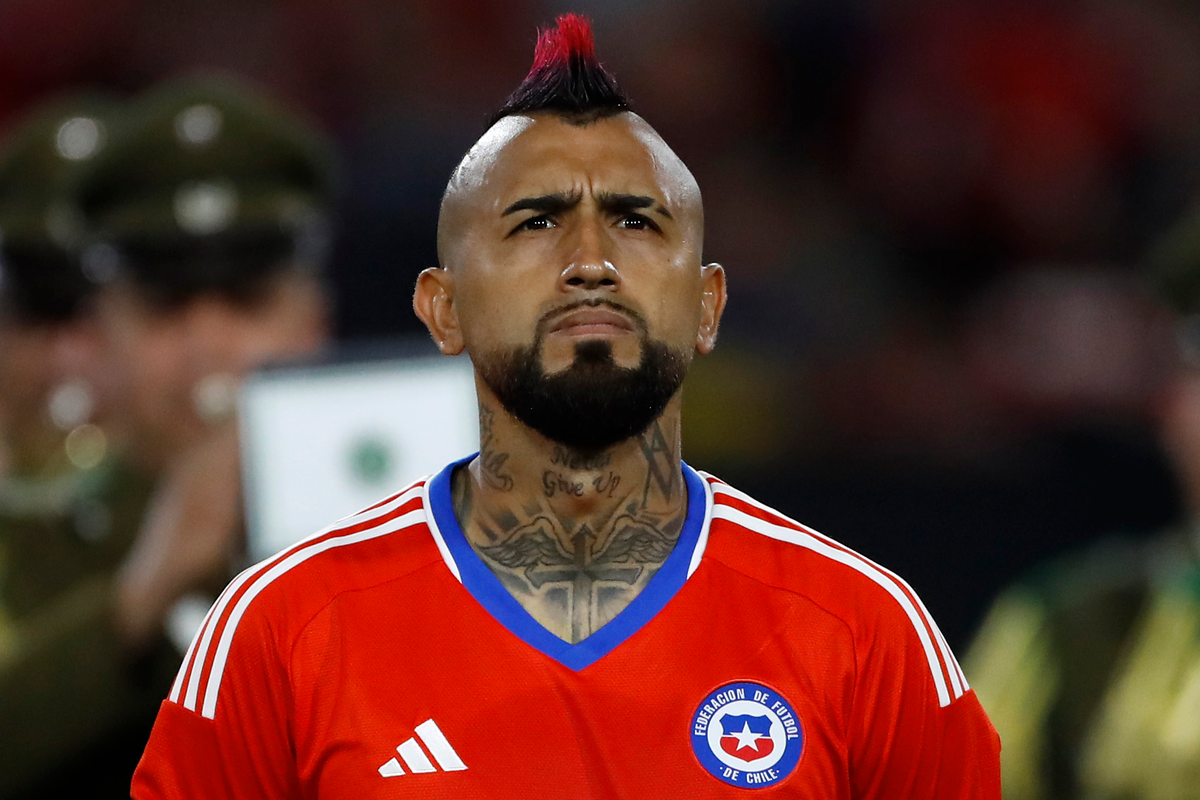 Arturo Vidal defendiendo la camiseta de la selección chilena justo antes de entorna el himno nacional.
