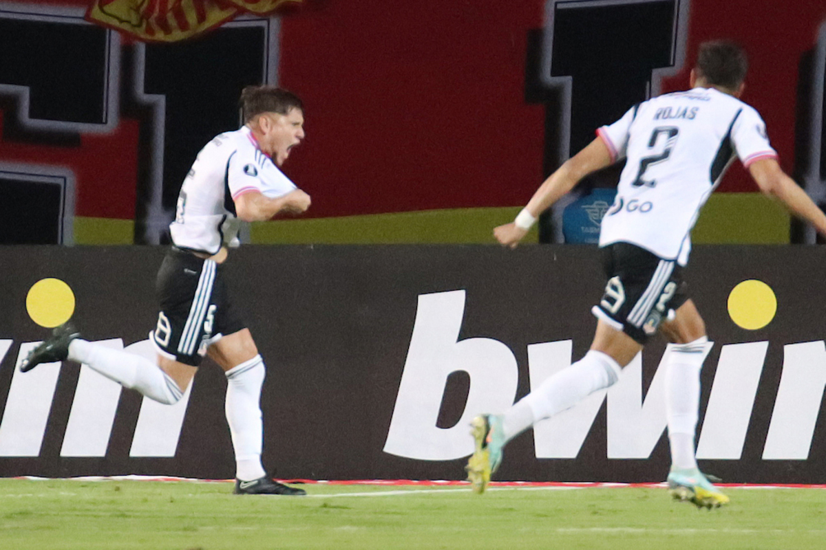 Leonardo Gil festejando el 1-0 parcial de Colo-Colo sobre Deportivo Pereira en tierras colombianas.