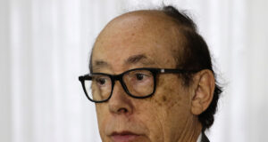 Primer plano al rostro pensativo de Alfredo Stöhwing durante la última junta de accionista de Blanco y Negro.