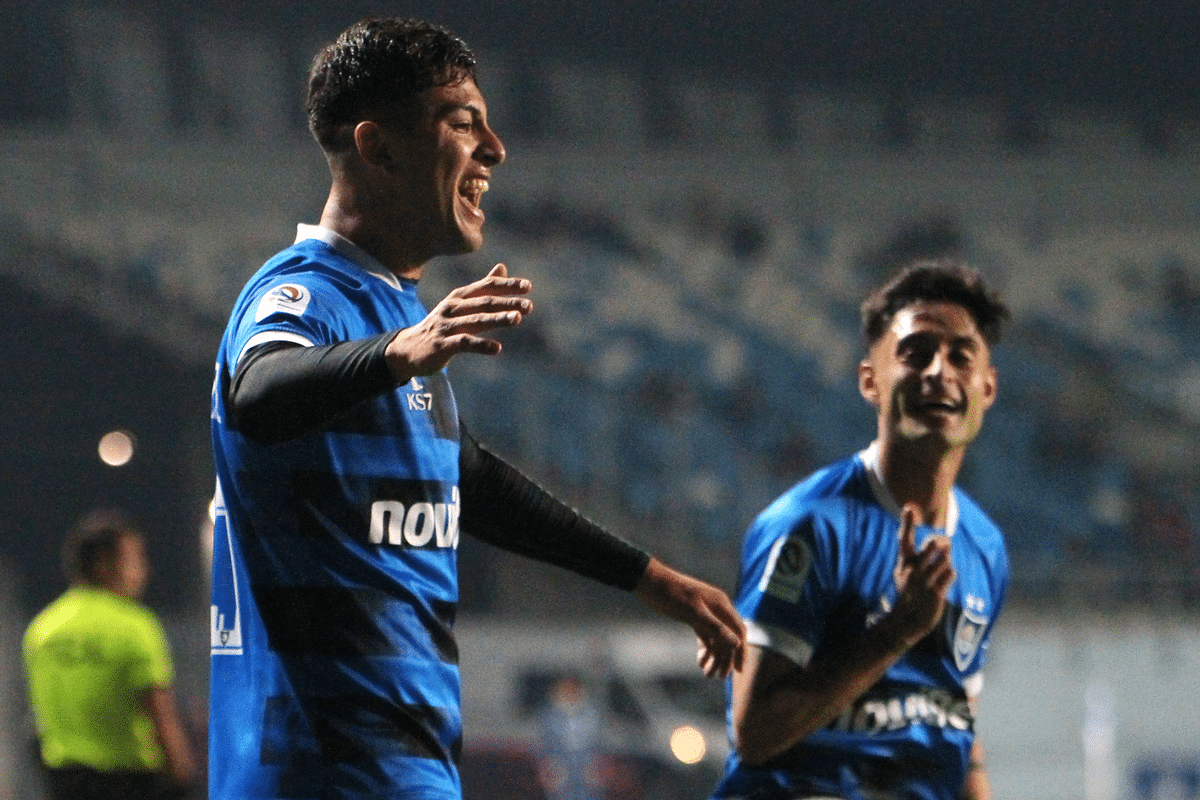 Maximiliano Rodríguez festejando junto a Javier Altamirano un gol con la camiseta de Huachipato frente a Universidad Católica por el Campeonato Nacional 2023.
