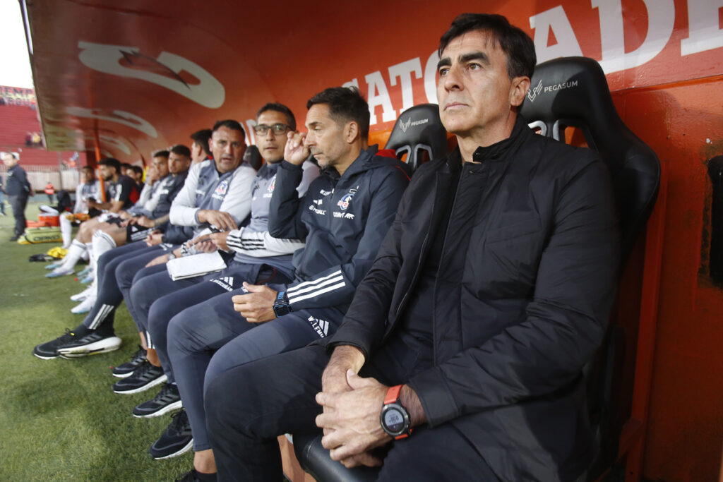 El cuerpo técnico de Colo-Colo, durante el partido frente a Unión Española.