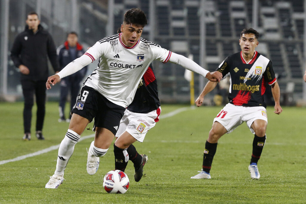 Damián Pizarro desbordando en el partido de Colo-Colo vs Curicó Unido