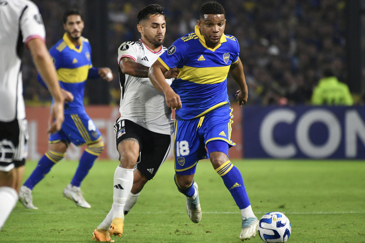 Marcos Bolados disputando un balón en la derrota 0-1 de Colo-Colo ante Boca Juniors en el Estadio La Bombonera, válido por la fase de grupos de la Copa Libertadores 2023.