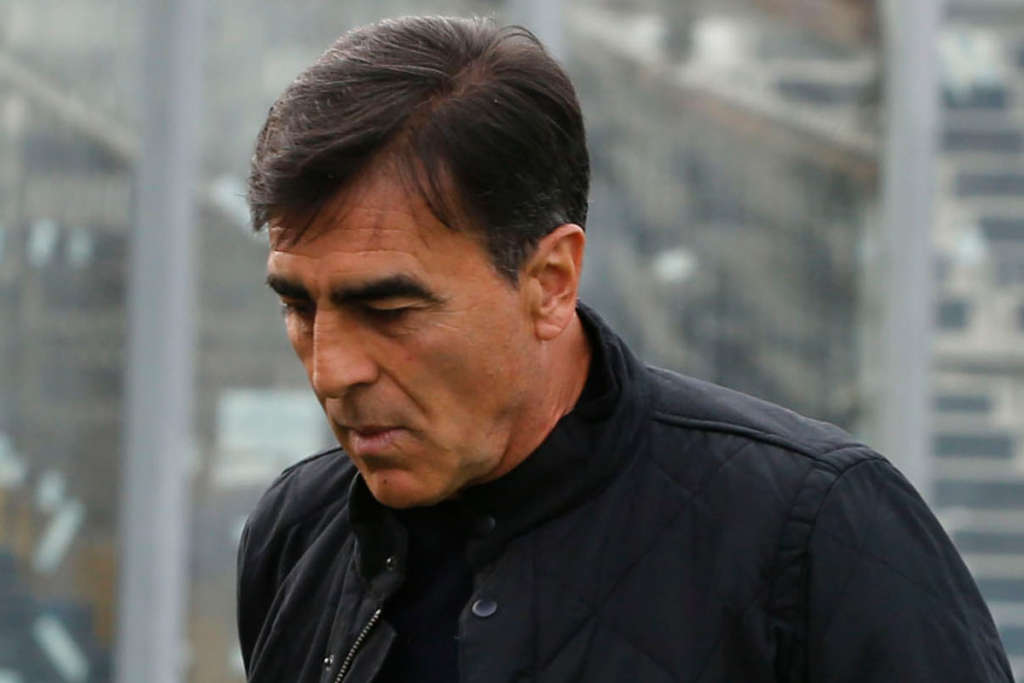 Gustavo Quinteros con la mirada cabizbaja en su ingreso a la banca de suplentes del Estadio Monumental.