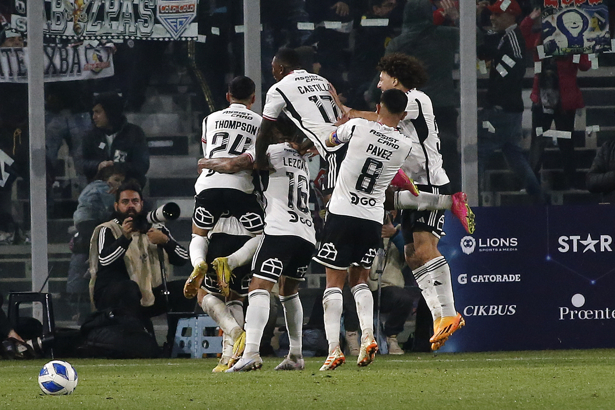 Futbolistas de Colo Colo abrazándose y celebrado un gol en el Estadio Monumental
