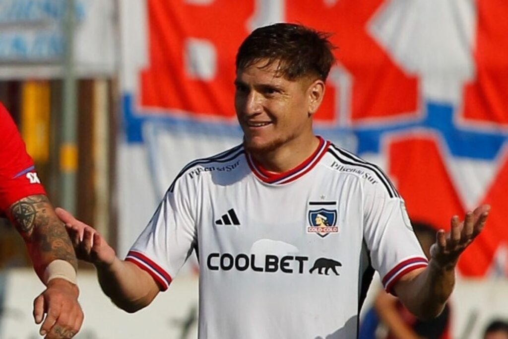 Leonardo Gil reclamando un cobro en el partido de Colo-Colo frente a la Universidad Católica.