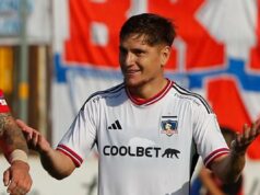 Leonardo Gil reclamando un cobro en el partido de Colo-Colo frente a la Universidad Católica.