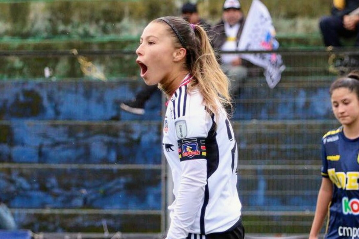 Yanara Aedo celebrando su gol con Colo-Colo Femenino, en el triunfo 4-0 frente a la Universidad de Concepción.