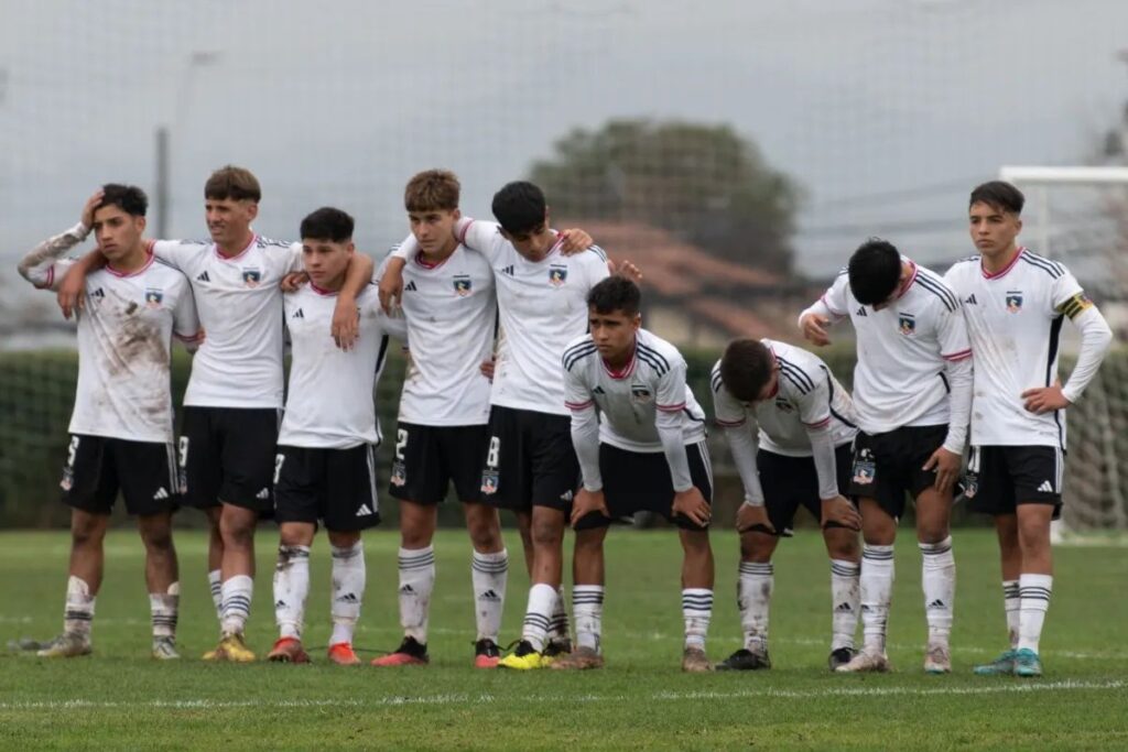 Colo-Colo Sub-16 formado mientras se realiza la tanda de penales frente a O´Higgins