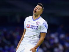 Iván Morales lamentándose con la camiseta de Cruz Azul.