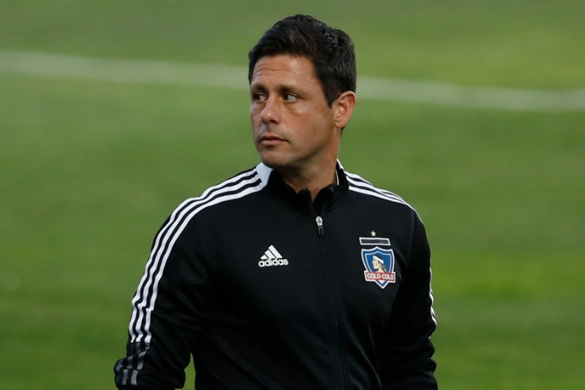 Eduardo Rubio asumiendo como entrenador de Colo-Colo, en el Campeonato Nacional 2021, por las bajas del Covid-19.