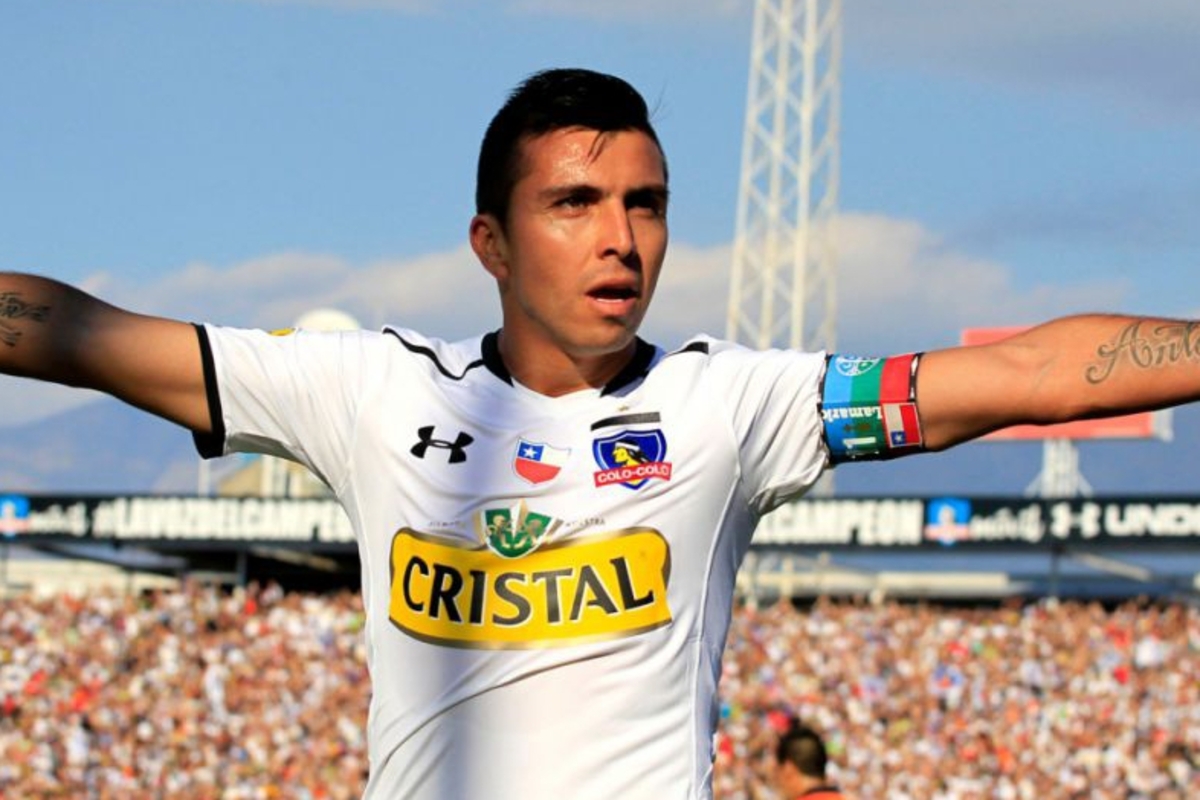 Gonzalo Fierro durante la temporada 2014, donde Colo-Colo levantó la estrella 30 celebra un gol y levanta sus brazos portando la jineta de capitán.