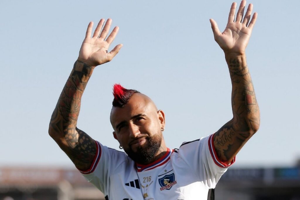 Arturo Vidal con la camiseta de Colo-Colo, en la despedida de Esteban Paredes.