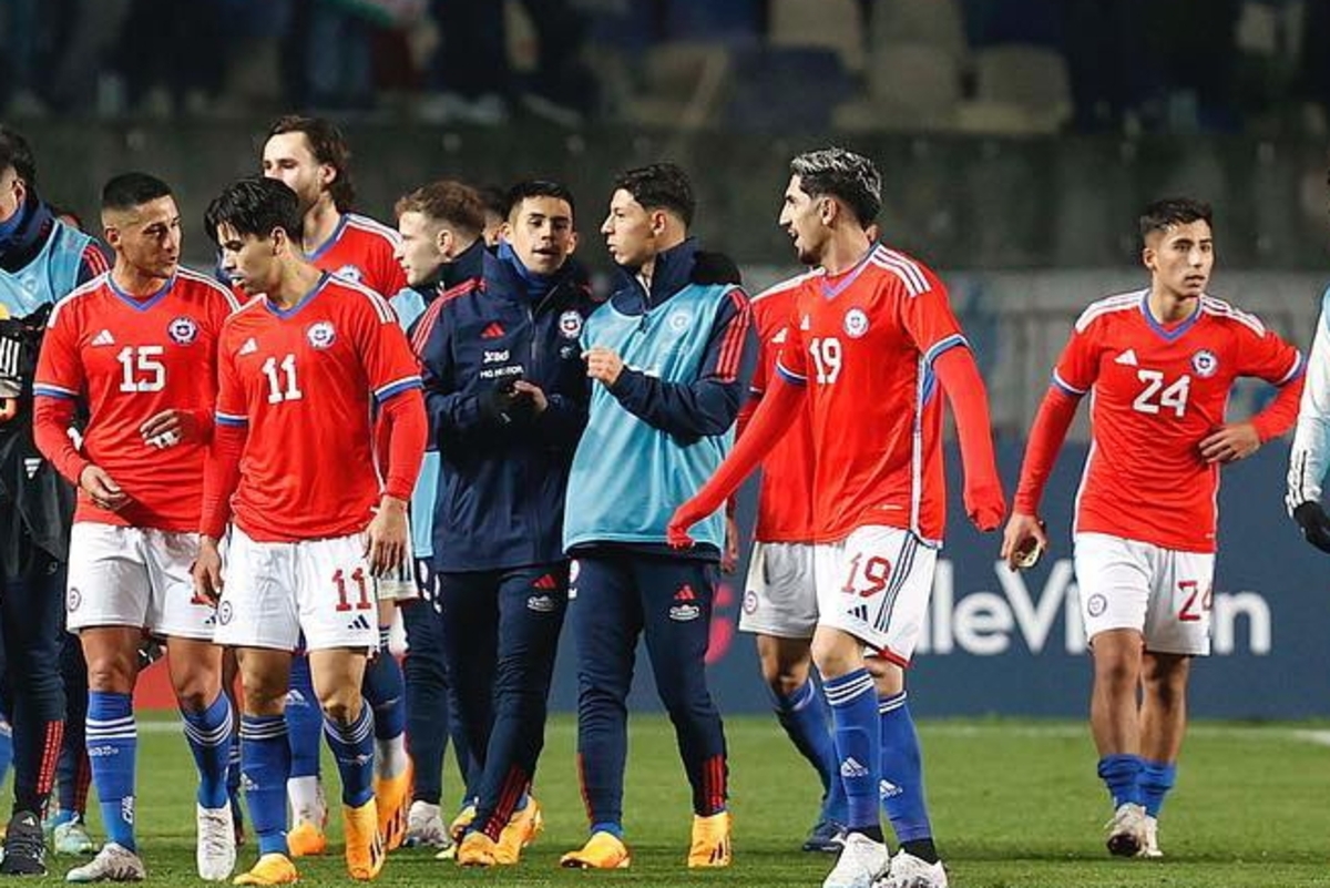 Selección Chilena se retira del campo de juego, tras el triunfo sobre Cuba