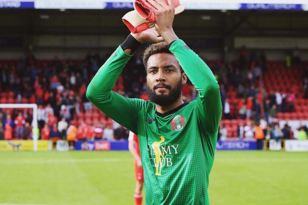 Lawrence Vigoroux en la cancha del Leyton Orient de la English Football League Two.