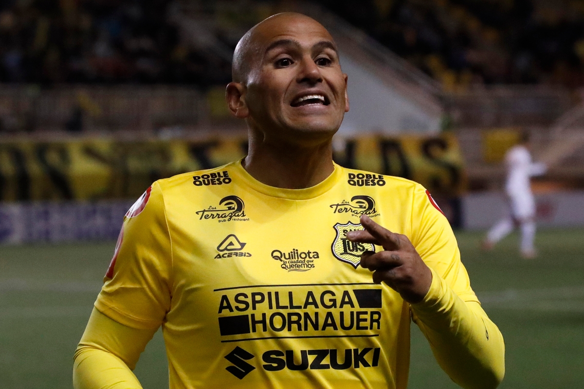 Humberto Suazo defendiendo la camiseta de San Luis de Quillota.