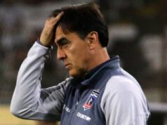 Gustavo Quinteros tomándose el pelo mientras dirige a Colo Colo