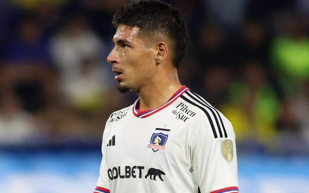 Alan Saldivia con la camiseta de Colo Colo en La Bombonera