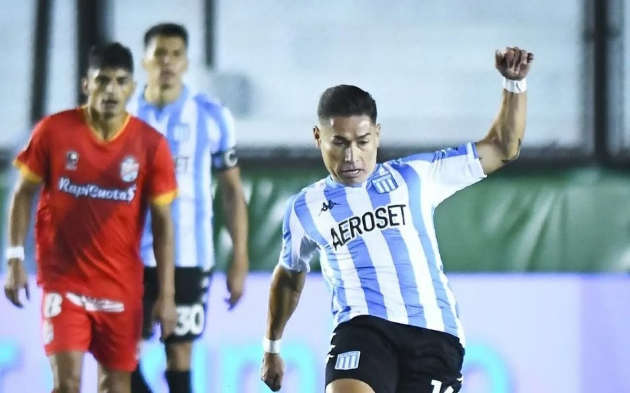 Óscar Opazo dando un pase con la camiseta de Racing