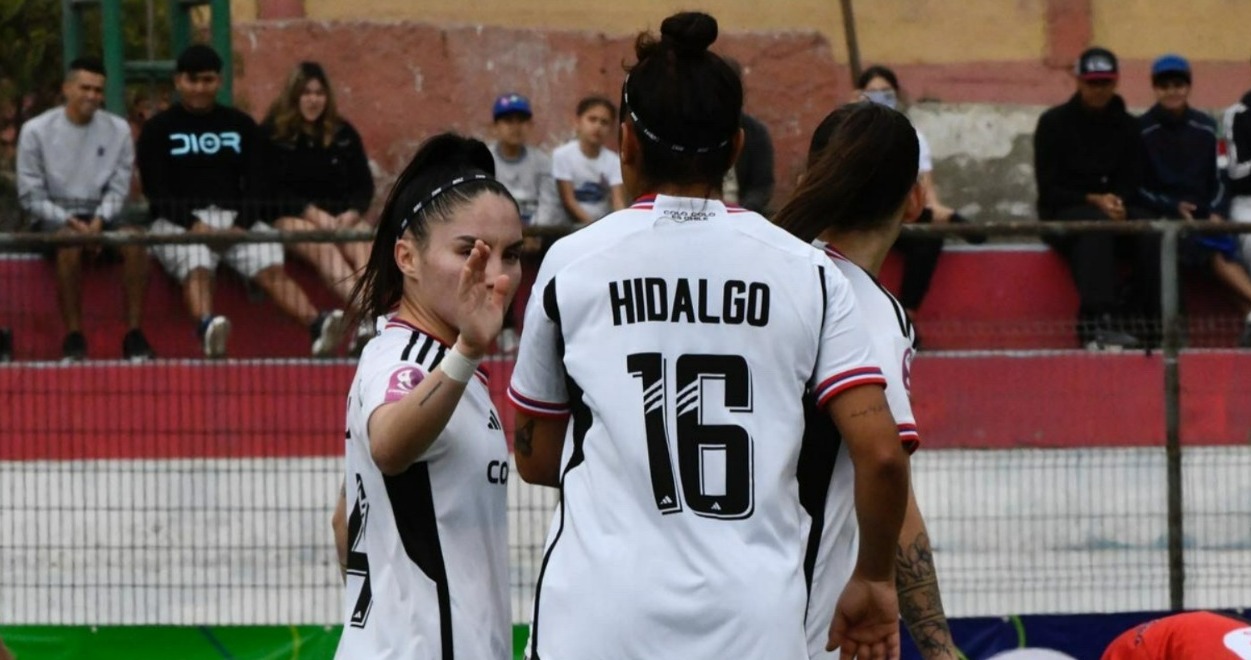 Colo Colo femenino festejando su victoria