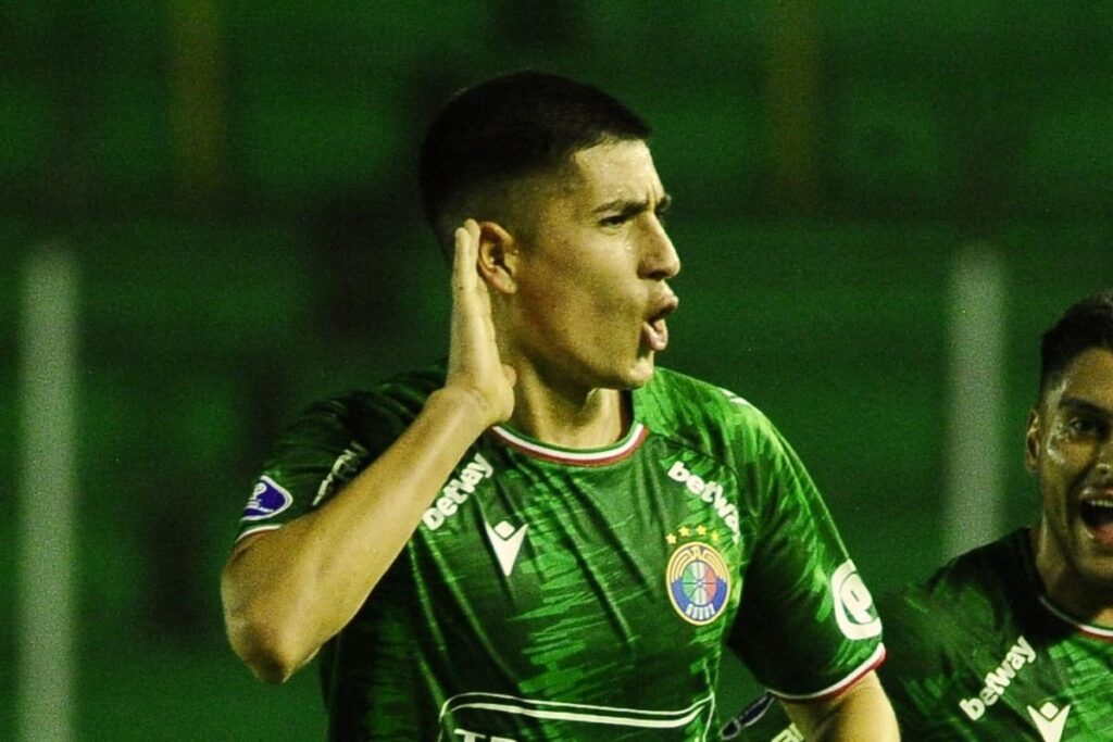 Matías Sepulveda celebrando un gol en Copa Sudamericana con Audax Italiano frente a Blooming