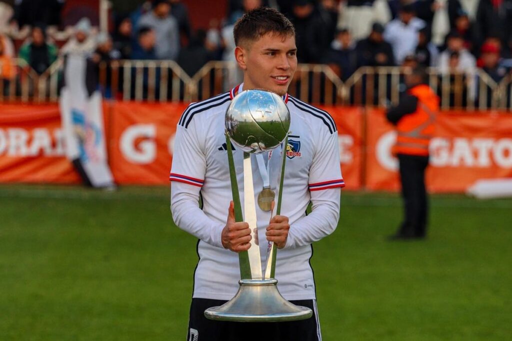 Lucas Soto celebrando con la copa, tras la final de la Categoría de Proyección