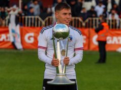Lucas Soto celebrando con la copa, tras la final de la Categoría de Proyección