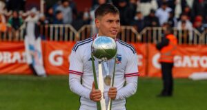 Lucas Soto celebrando con la copa, tras la final de la Categoría de Proyección