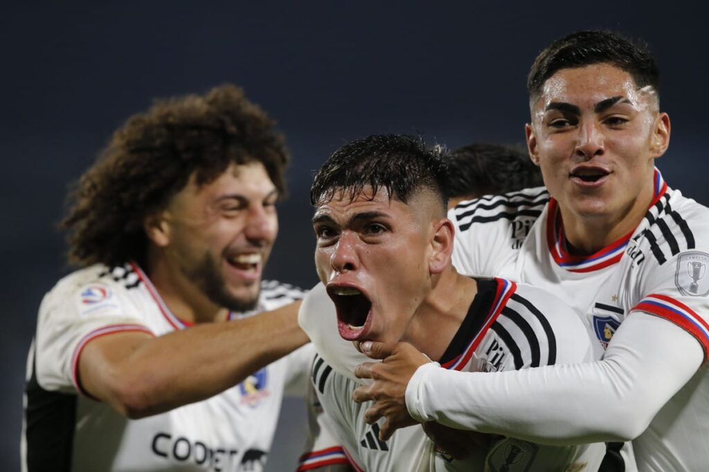 Maximiliano Falcón, Carlos Palacios y Jordhy Thompson celebrando el quinto gol de Colo-Colo sobre Deportivo Cali
