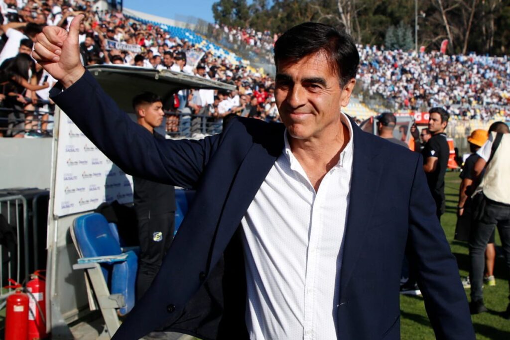 Gustavo Quinteros sonriendo en el partido de Supercopa de Colo-Colo vs Magallanes