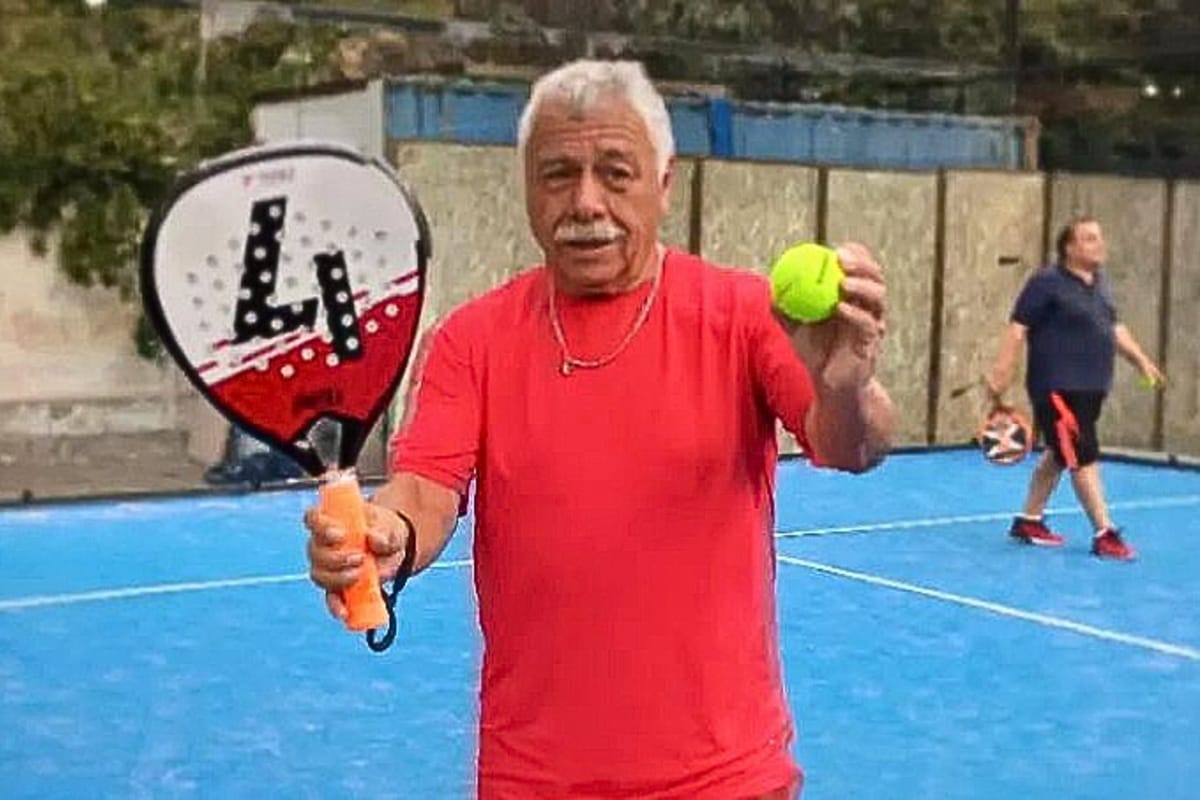 Carlos Caszely jugando padel