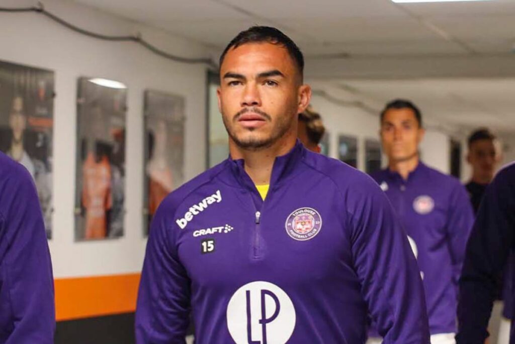 Gabriel Suazo entrando al campo de juego antes de un partido con Toulouse