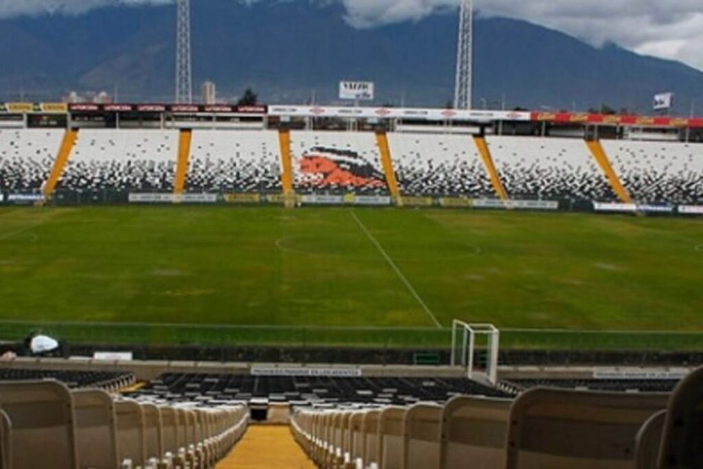 Cancha principal del Estadio Monumental David Arellano sin público