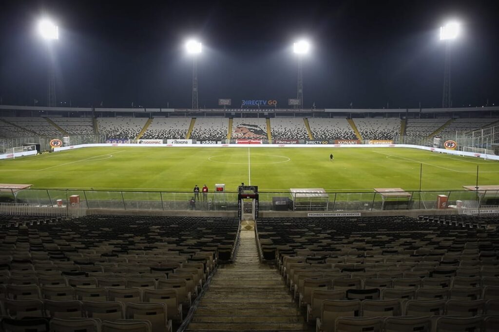 Graderías vacías del Estadio Monumental de noche