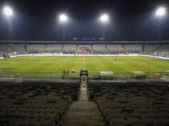 Graderías vacías del Estadio Monumental de noche