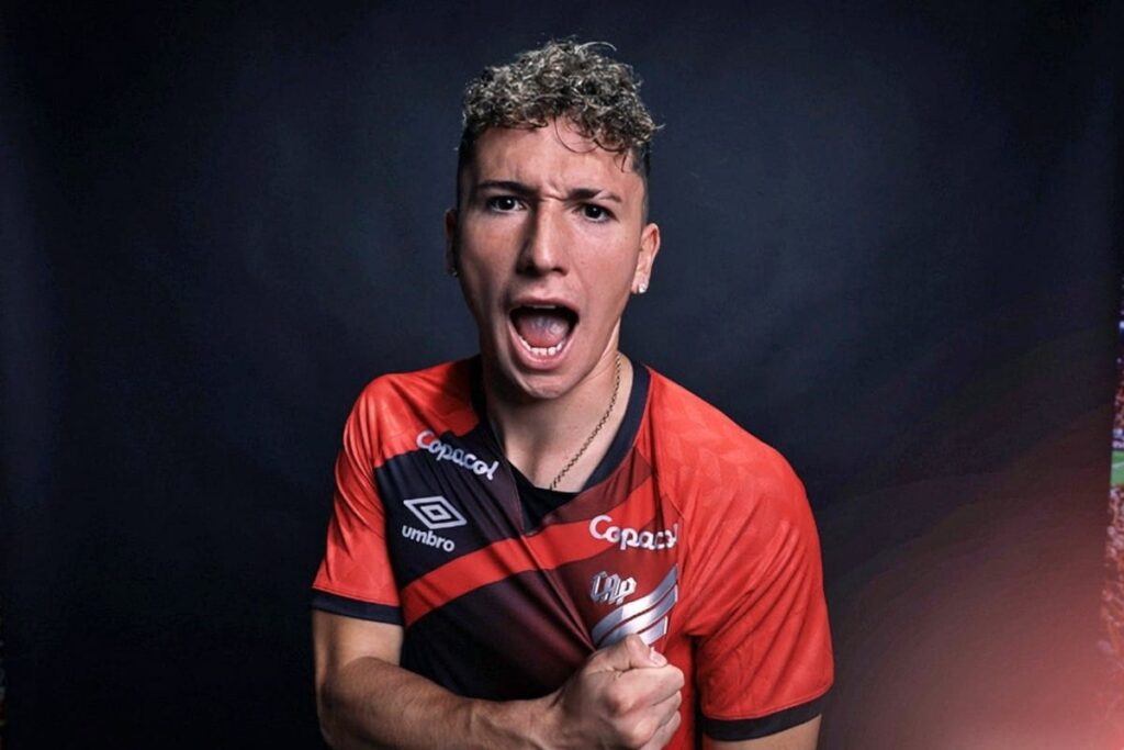 Luciano Arriagada en su presentación con Athletico Paranaense